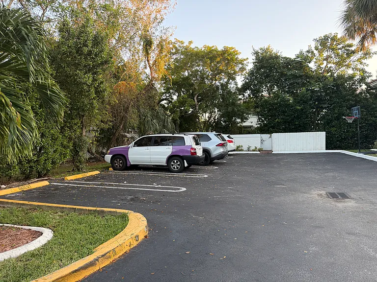 Sunset Square Apartments — Photo 18