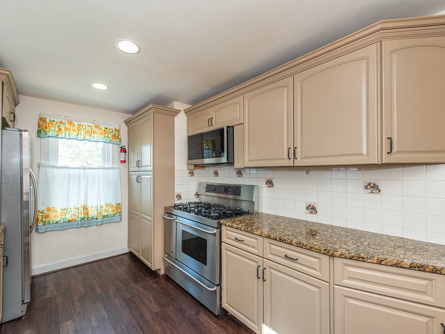 4 bed, 6094 sqft, $4,200 — Photo 4