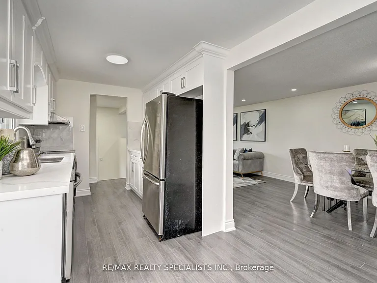 11 Dinison Cres — Photo 5