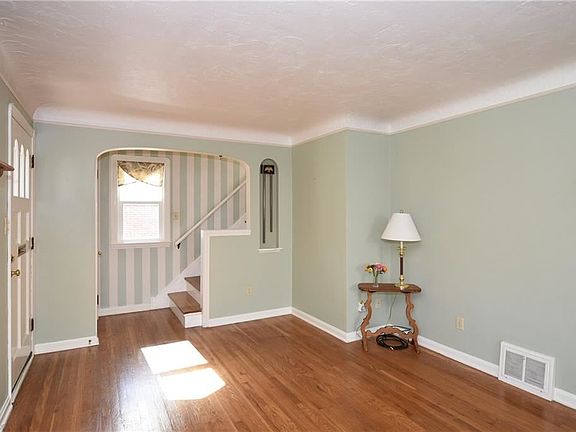 4th image of 20879 Belvidere Ave