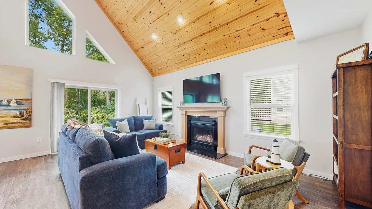 3 bed, 2.0 bath, 2185 sqft, $7,043 — Photo 4
