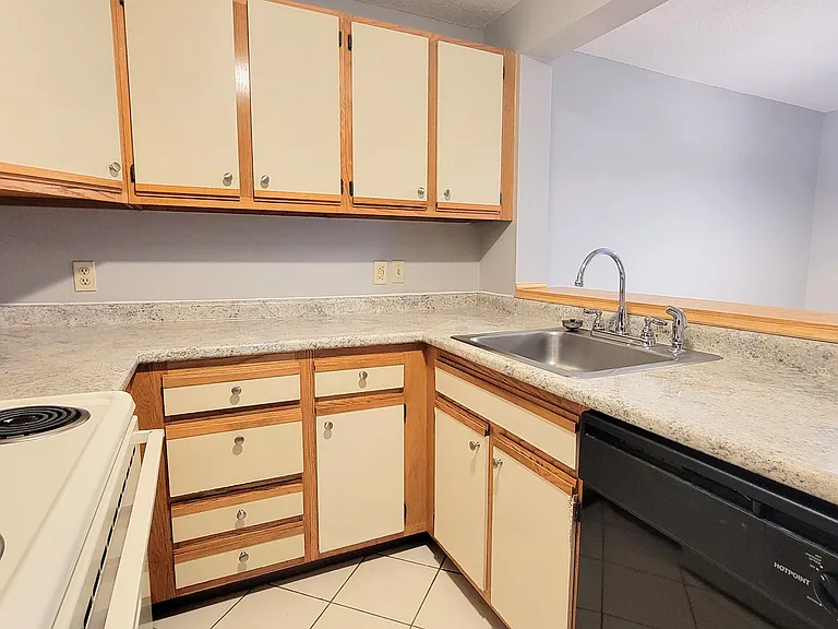 12 Block Ave #52 — Photo 7
