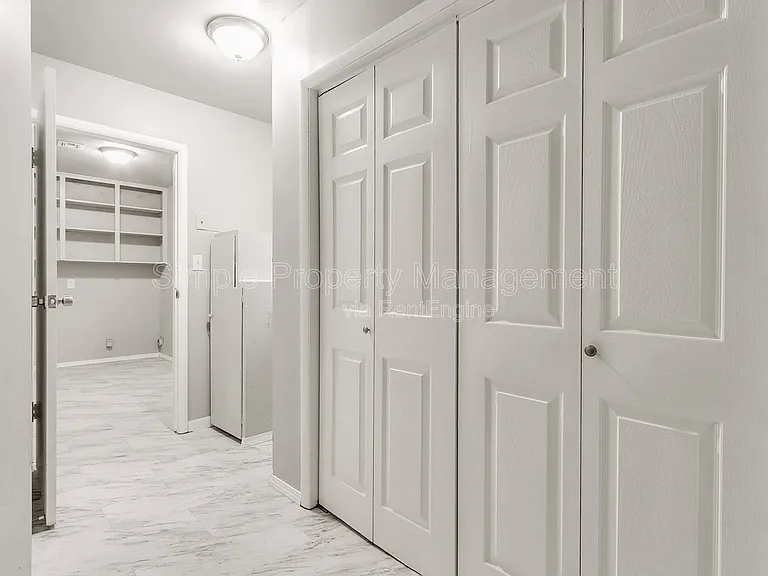 409 E Hill Dr — Photo 22