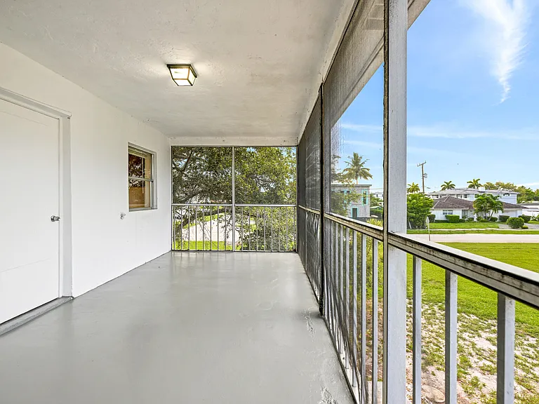 199 SW 15th St #3 — Photo 27