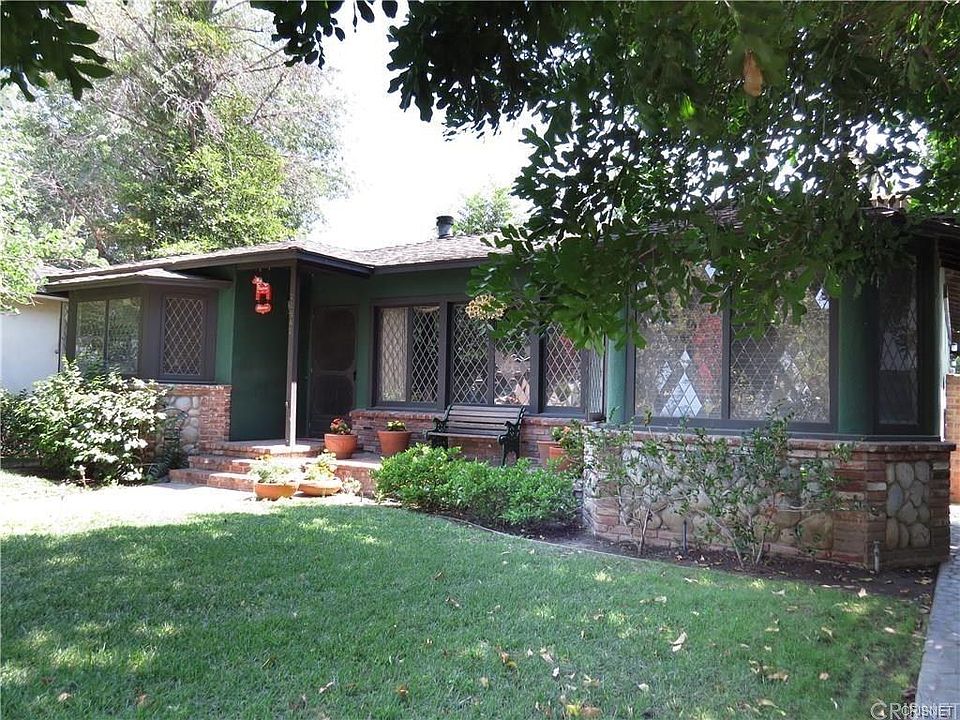 1st image of 22542 Clarendon St