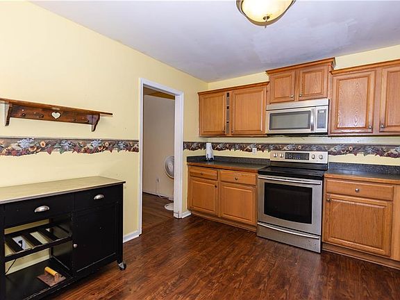 2nd image of 414 Hustings Ln Unit B