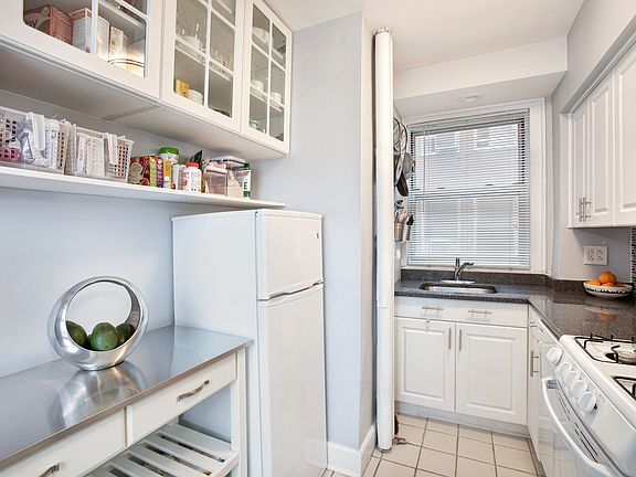 4th image of 333 E 43rd St APT 921