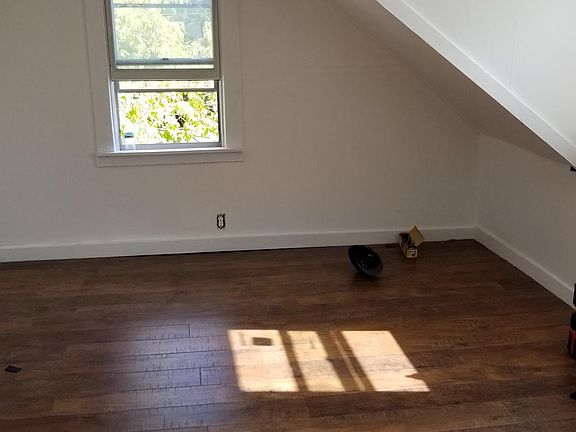 4th image of 398 Weaver St #B