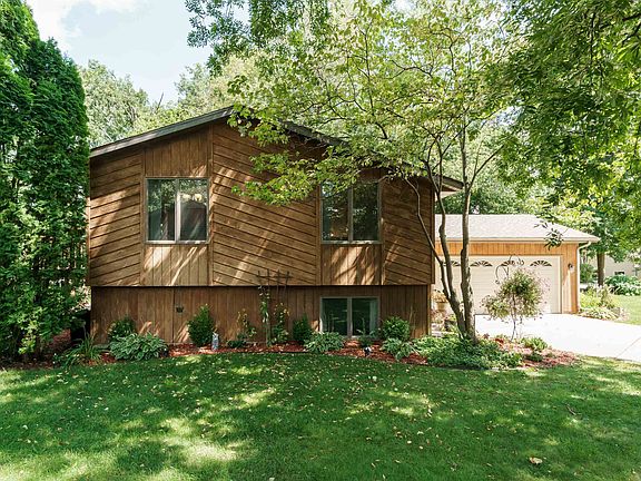 2nd image of 3303 Newcastle Dr