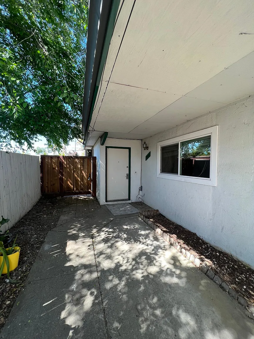 1346 Lambaren Ave photo 1
