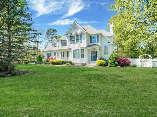1 Gingham Court, Ridge, NY 11961