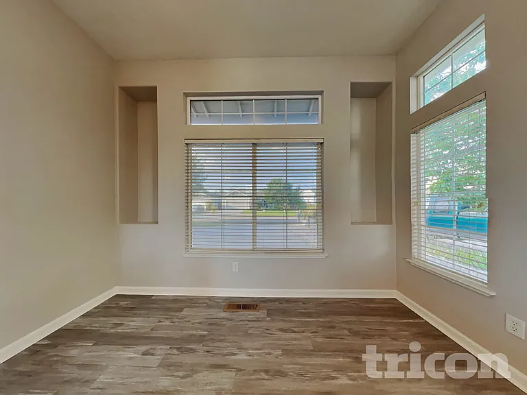 9570 Long River Dr — Photo 4