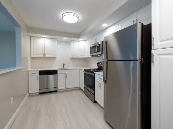 1 Stonehill Dr, Stoneham, MA