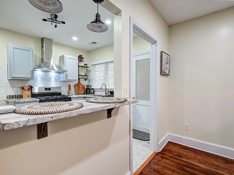 2518 Lester St — Photo 8