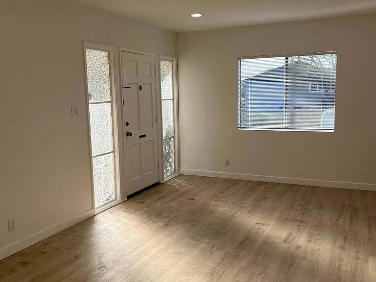 7600 Goddard Ave — Photo 2