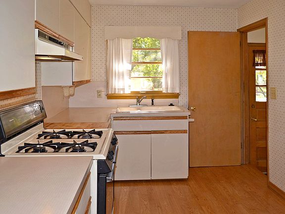 3rd image of 2420 27th Ave NE #E