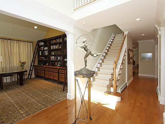 3rd image of 16 West Overlook