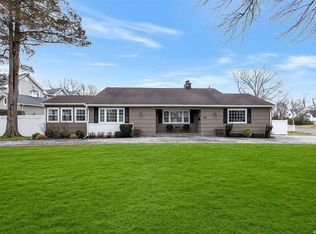 10 Puritan Rd, Sayville, NY 11782