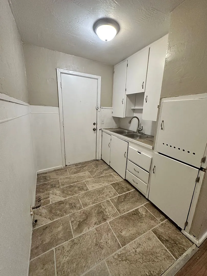 Spacious 1 Bedroom 1 Bath — Photo 4