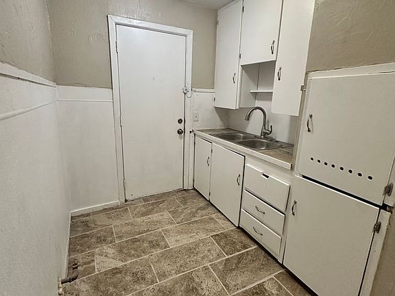 4th image of 212 SW 37th Ave