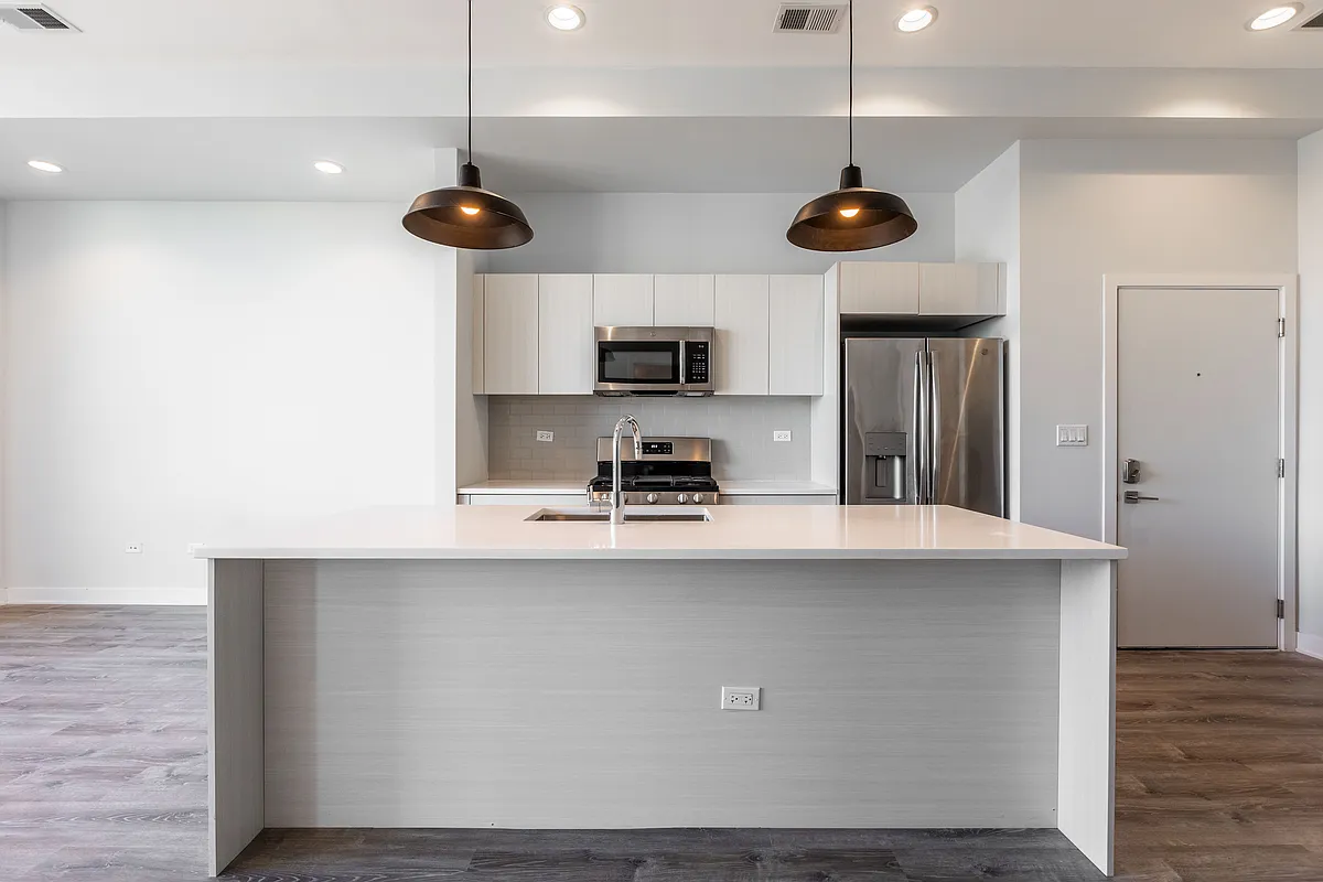 Building Photo - 2246 W Lawrence Ave #402