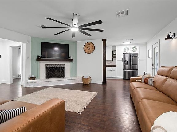 3rd image of 3312 Holiday Ct