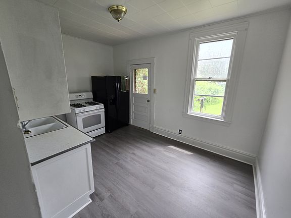 5th image of 329 W North St APT 1