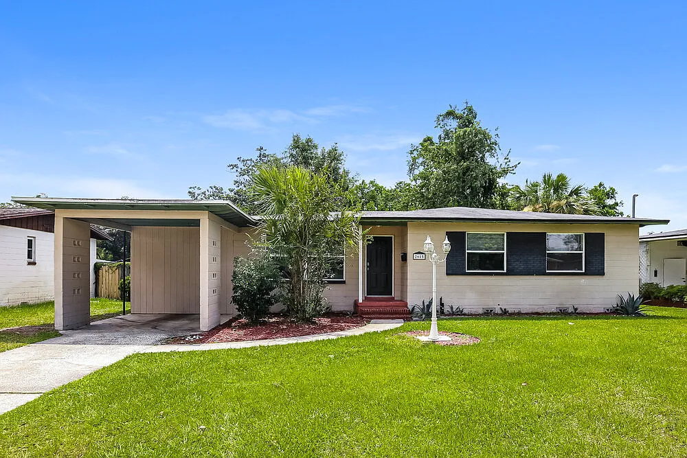 3 bed, 2.0 bath, 1391 sqft, $1,665 — Photo 1