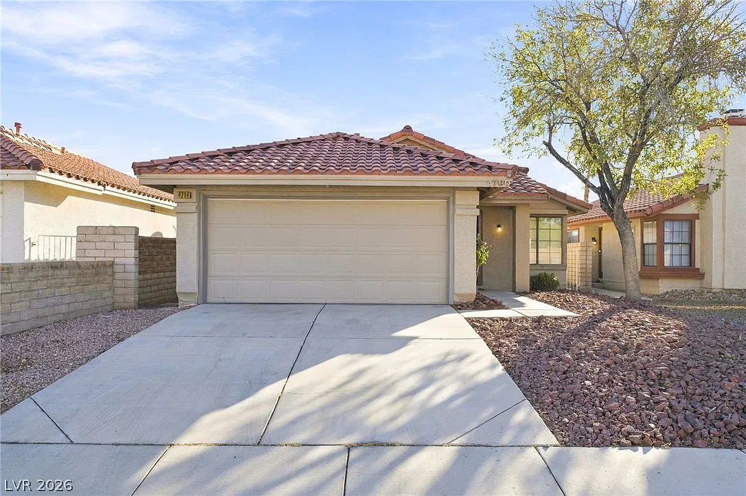 3 bed, 2.0 bath, 1212 sqft, $2,145 — Photo 1
