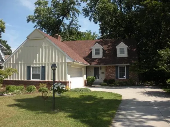404 Forest Dr, Rossford, OH 43460