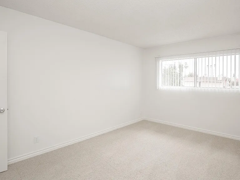 Castilian and Cordova Apartment Homes — Photo 32