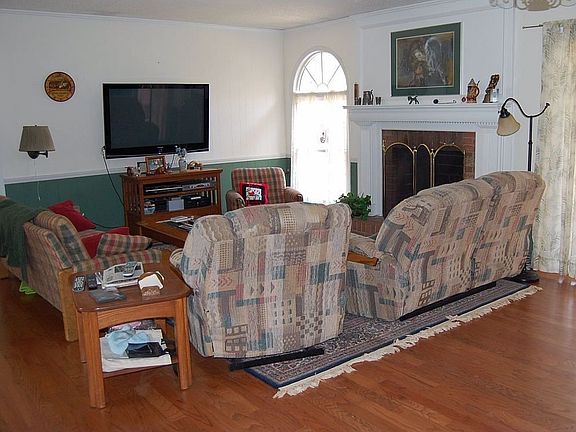 Living room area w/ gas fireplace