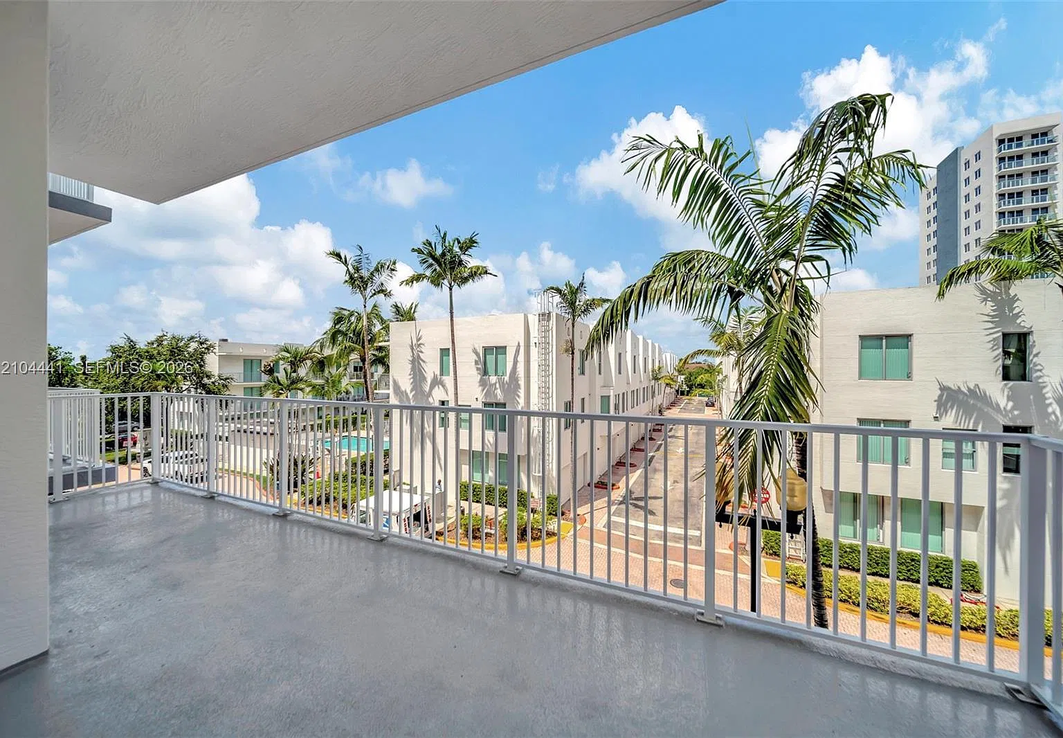 Lofts At Hollywood Statio — Photo 2