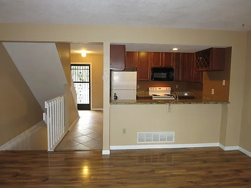 Beautiful Townhome in Gated Community!! — Photo 2