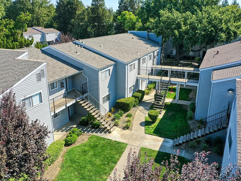 Silverstone Apartments — Photo 23