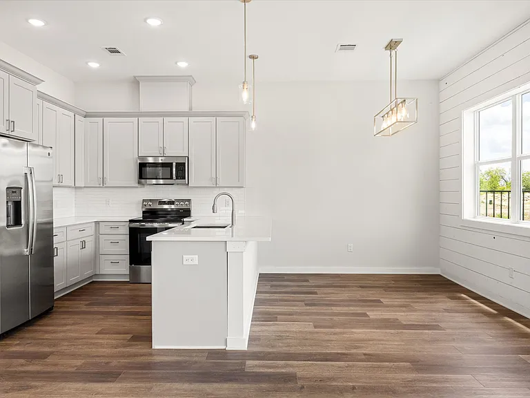 706 N Sycamore Dr — Photo 21