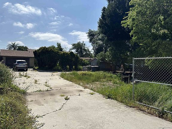 4th image of 1627 N Santa Fe Ave