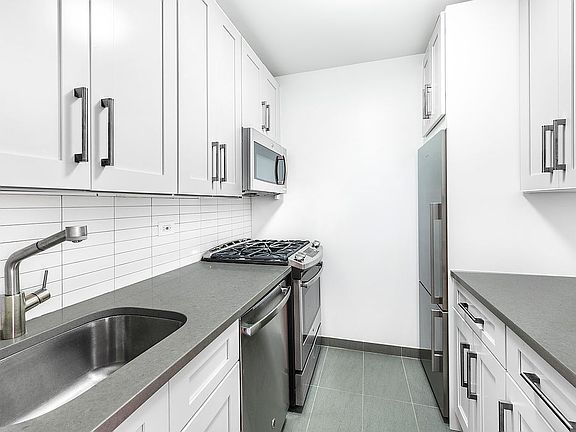 3rd image of 5 E 22nd St APT 10B