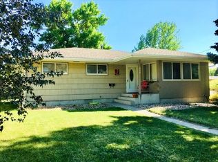 904 11th Ave NE, Aberdeen, SD 57401
