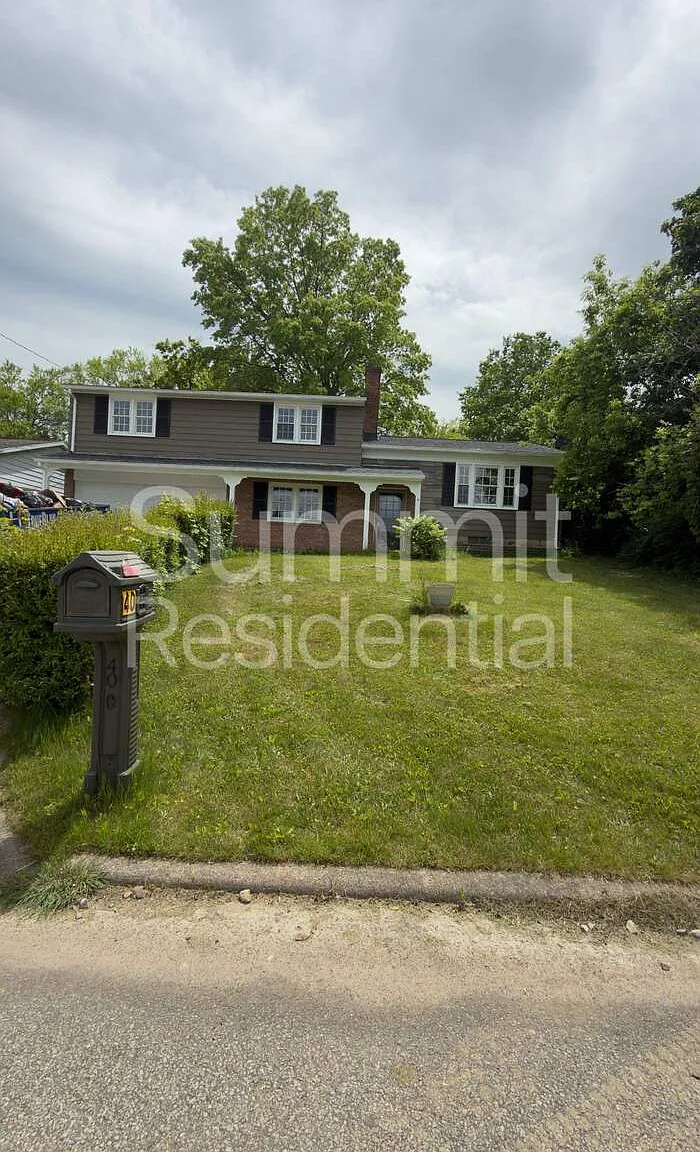 3 bed, 1.5 bath, 1914 sqft, $1,595 — Photo 1