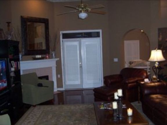 Living room/den