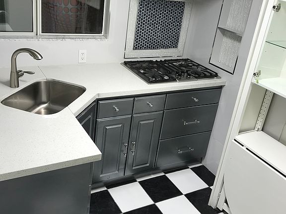 5th image of 14 Ardendale Dr
