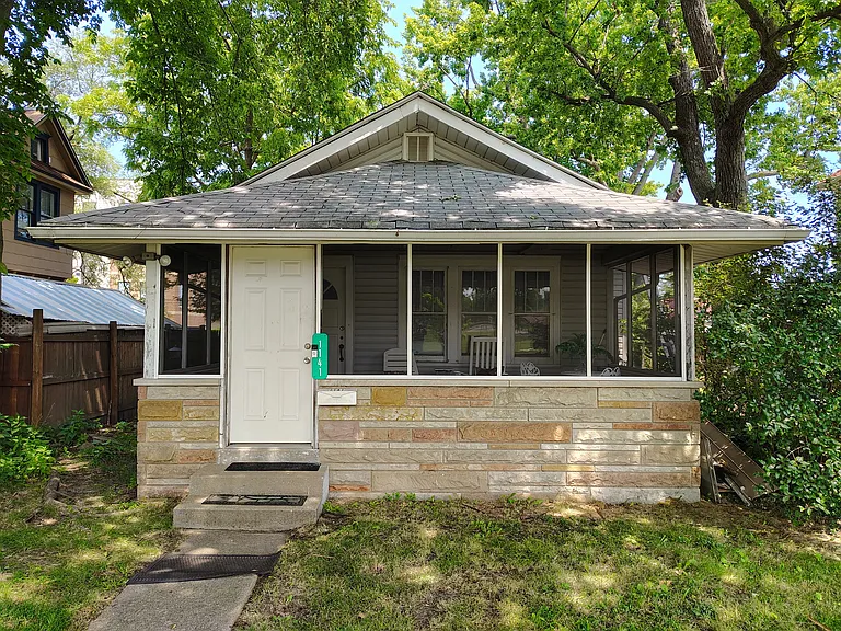 1141 Campeau St — Photo 2