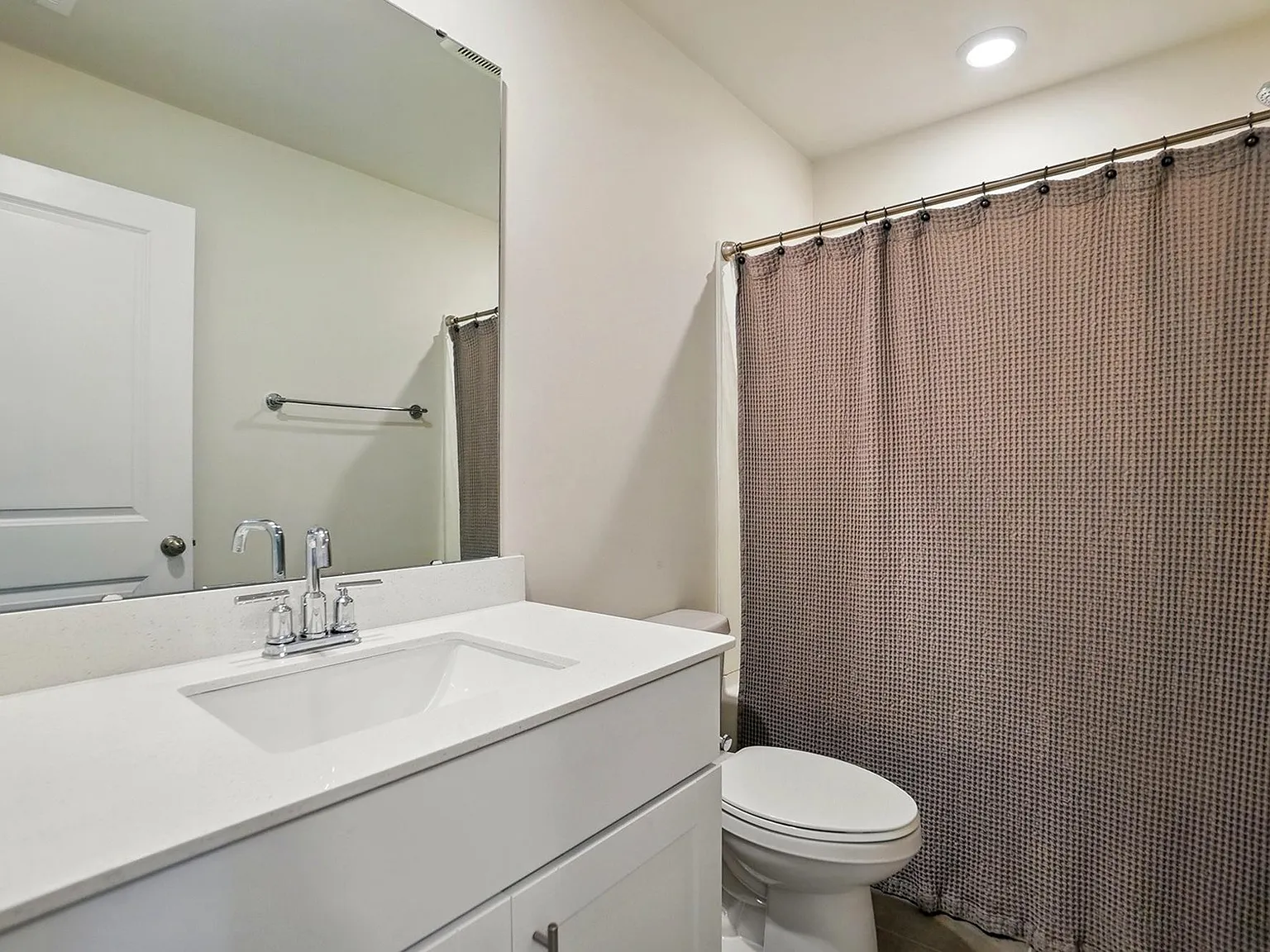 4 bed, 2.5 bath, 2053 sqft, $1,001 — Photo 4