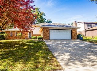 911 Colonade Rd, Shorewood, IL 60404