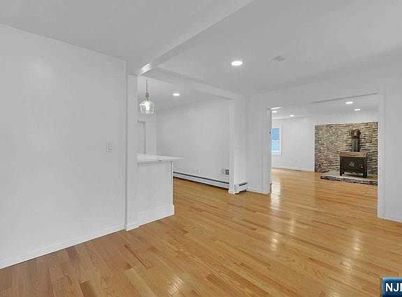 5th image of 25 Allen St