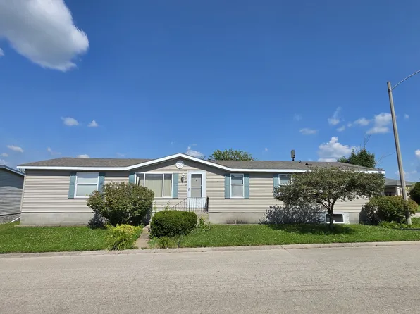 105 Champion Dr, Chenoa, IL 61726
