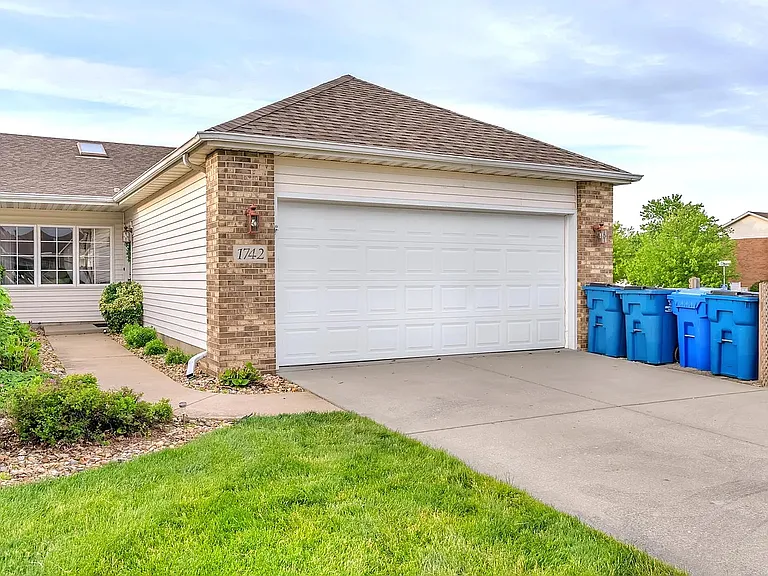 1742 Dogwood Dr — Photo 3
