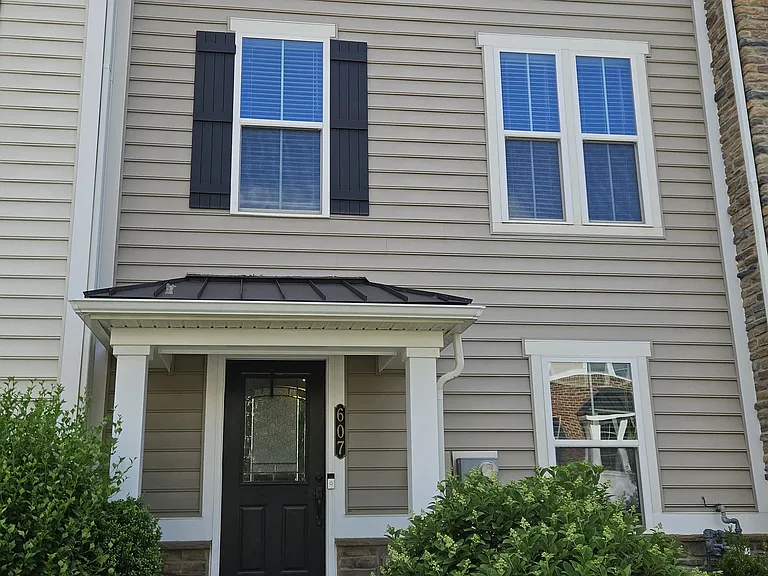 607 N Atwater Dr — Photo 1
