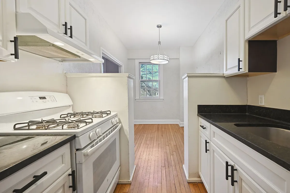 Building Photo - 2032 Belmont Rd NW #303